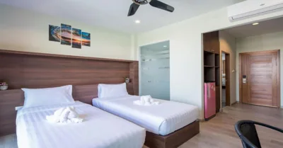Camera doppia con letti singoli e vista sulla piscina — Peace Blue Naiharn Naturist Resort Phuket